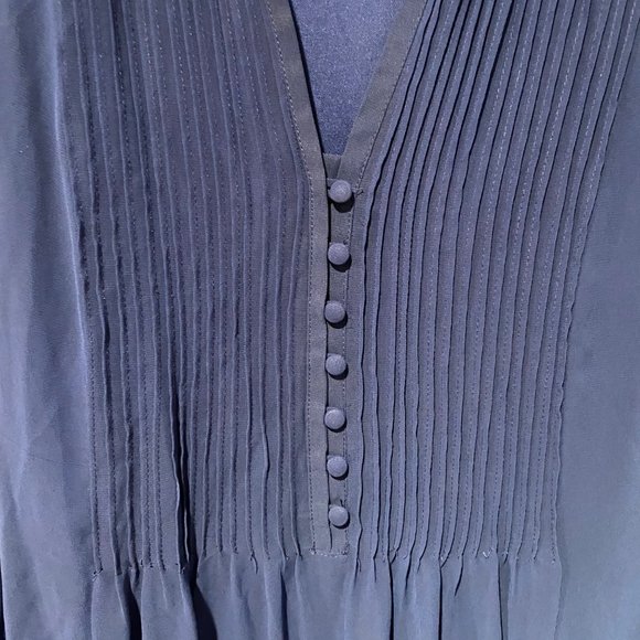 Roz and Ali size 8 blue sleeveless Vneck dress with buttons and sheer overlay - Picture 5 of 9